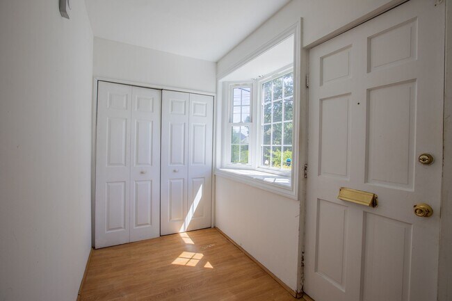 Building Photo - Charming 3 BR/3 BA Single-Family Home in B...