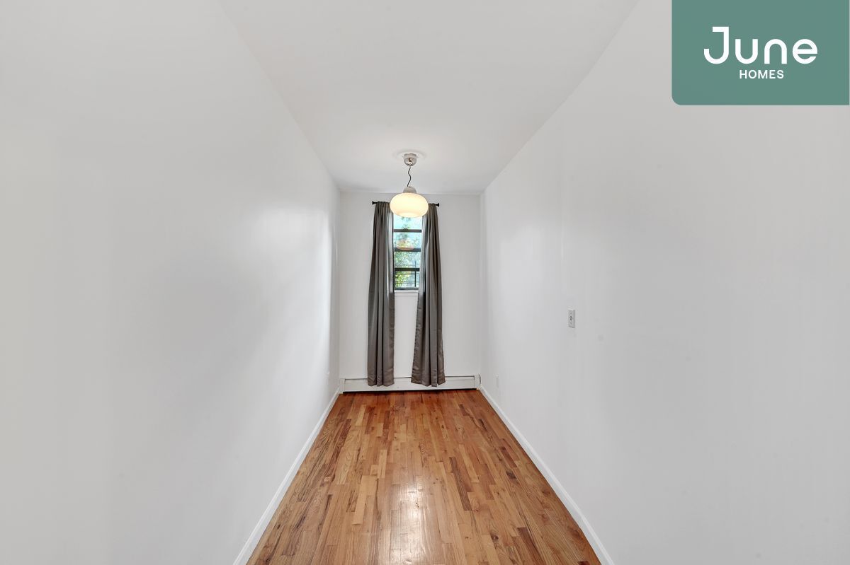 Primary Photo - Queen room in 2-bed/1.0-bath Home