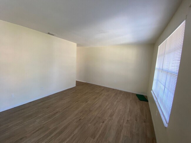 Foto del edificio - Ready to move in photos to come