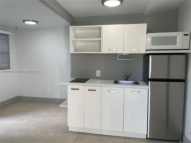 Foto del edificio - 736 NW 22nd Ct