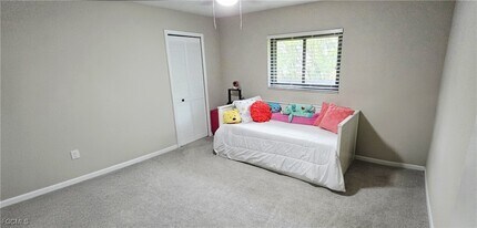 Building Photo - 933 SW Santa Barbara Pl