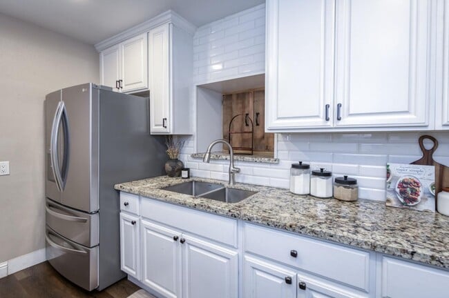 Building Photo - 3054 E Brown Ave