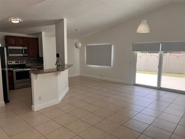Foto del edificio - 8871 SW 24th Pl