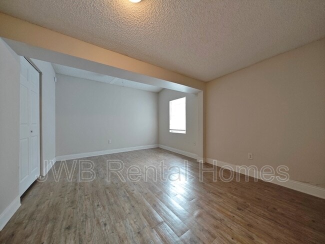 Building Photo - 653 Melba St