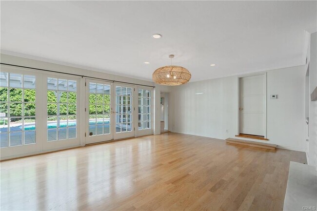 Building Photo - 355 W Linden Ave
