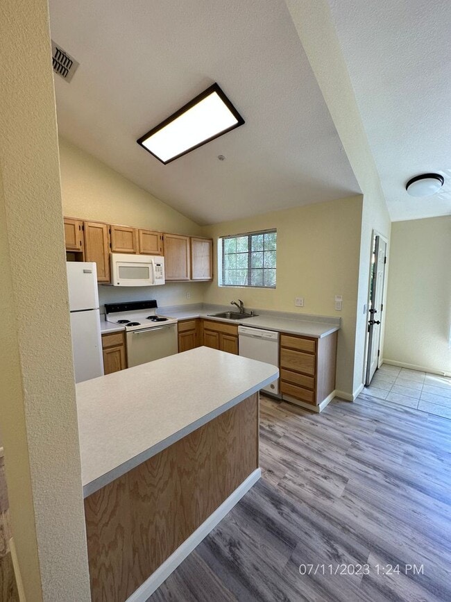 Building Photo - Upstairs One-bedroom Condo