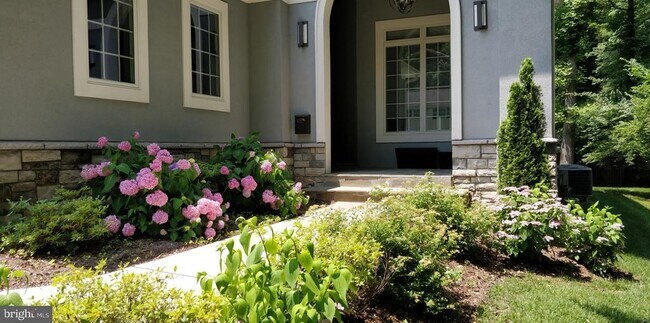Foto del edificio - 9814 Fernwood Rd