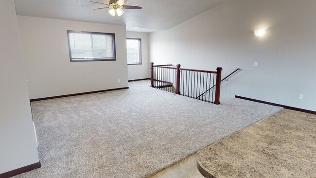 Foto del edificio - UPPER LEVEL 2 BD, 1 BA TOWN HOME, INDIVIDUAL ENTRANCE, ATTACHED SINGLE GARAGE, PET FRIENDLY