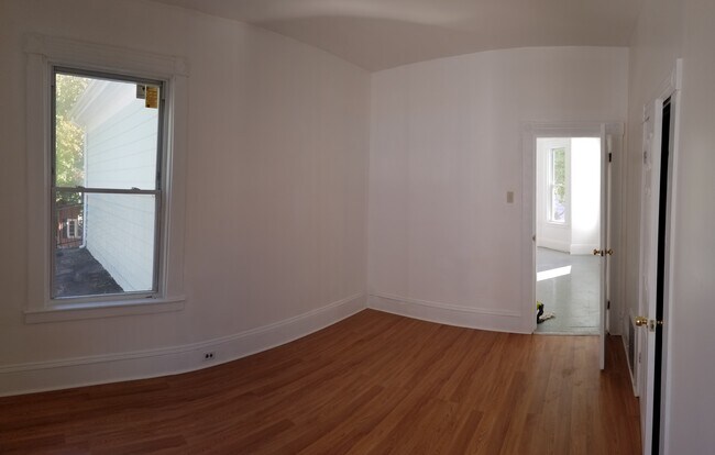 Habitaciones, 2 pisos de madera noble con armario [pic 1 de 3] - 47 Boylston St