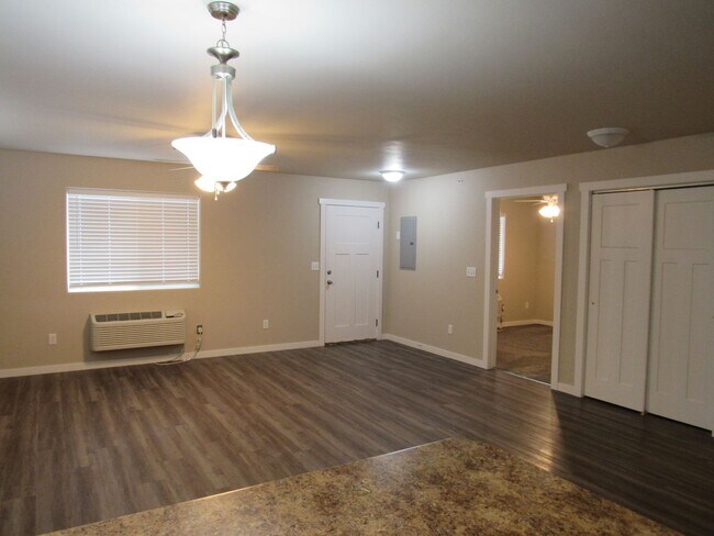 Building Photo - Nearly New 2bd/1ba Apartment w/washer/dryer included!