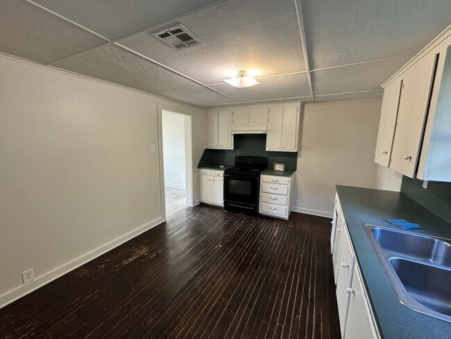 Building Photo - 110 N Pine St