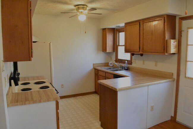 Building Photo - Presidential Lakes Presents....