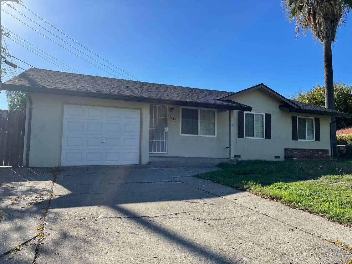 Foto principal - Charming 3-Bedroom Home with Bonus Room an...