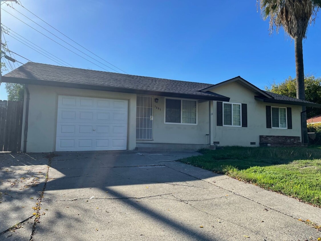 Primary Photo - Charming 3-Bedroom Home with Bonus Room an...