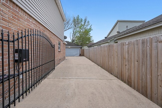 Building Photo - 11319 Briar Forest Dr