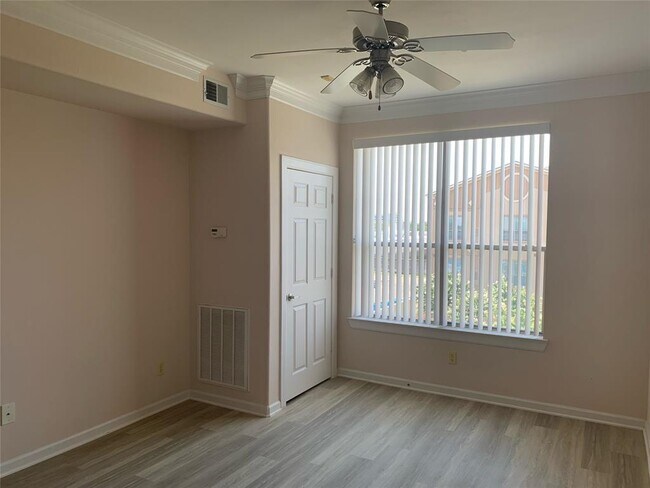 Building Photo - 6633 W Sam Houston Pkwy S