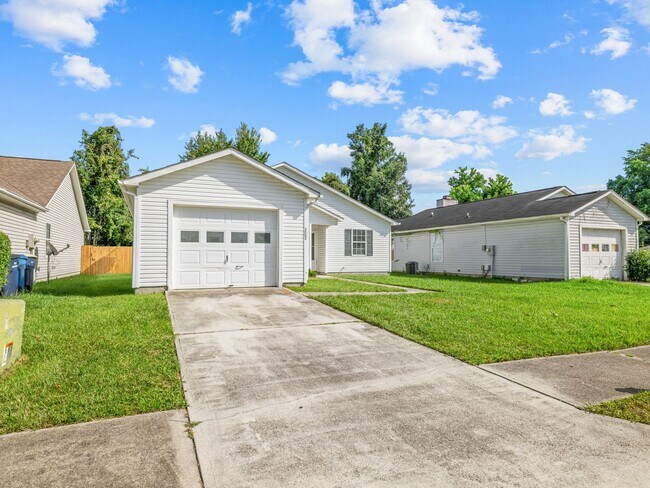 Building Photo - 4 Bedroom Minutes from Western!