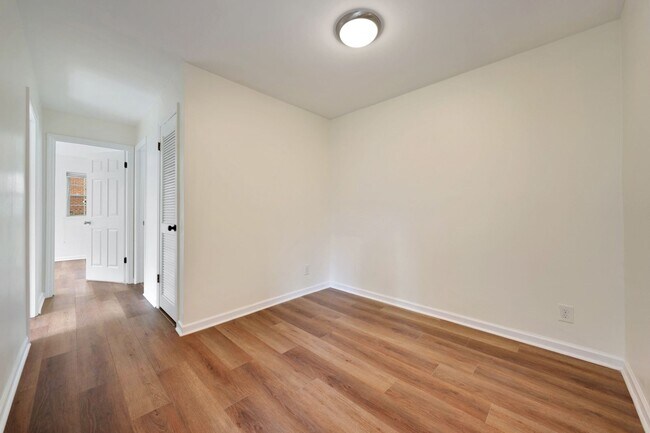 Building Photo - *One month free* Available now! Renovated ...