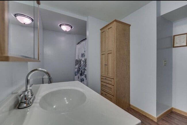 Building Photo - 3935 Mistletoe Dr