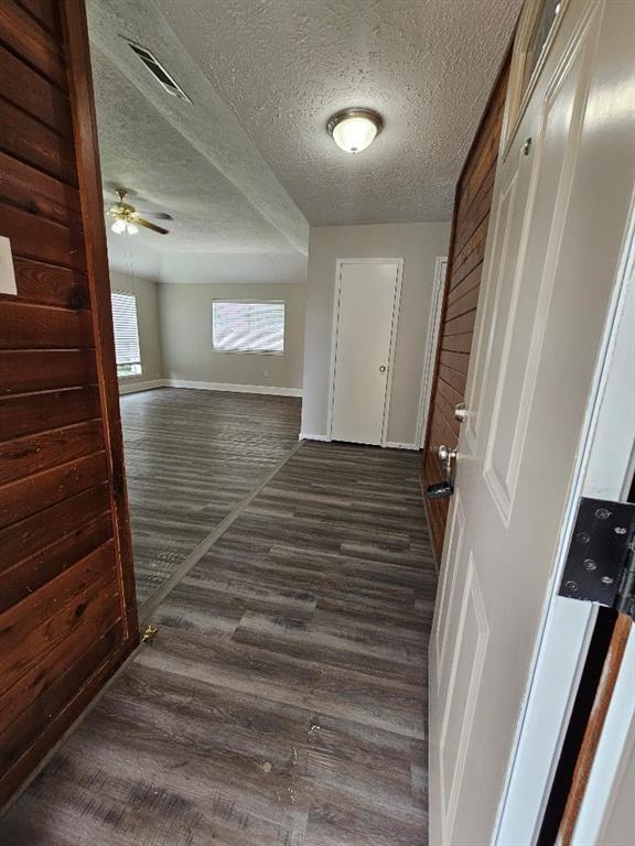Building Photo - 2312 Meadow Green Dr