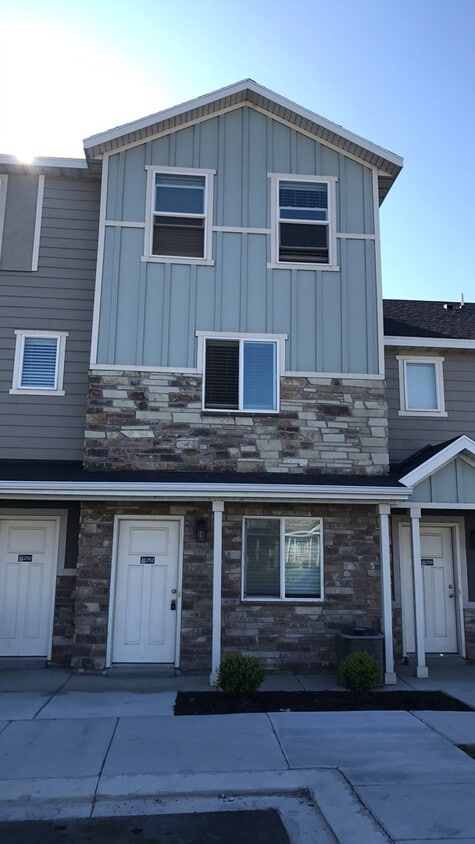 Primary Photo - 3 Story Vineyard Townhome w 1 car attached...