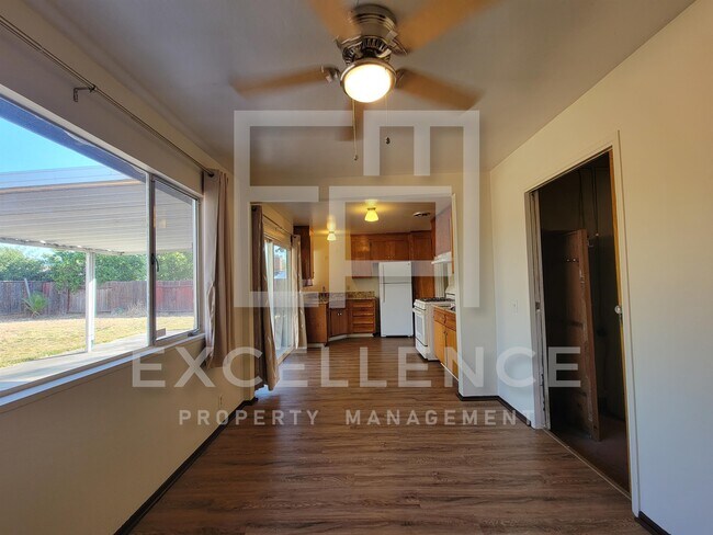 Foto del edificio - 1845 Fallbrook Ave