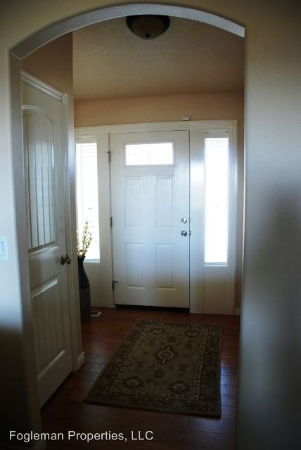 Building Photo - 415 NE Greystone Loop