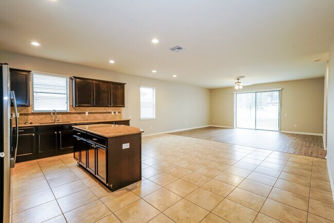 Foto del edificio - 2229 Landside Dr