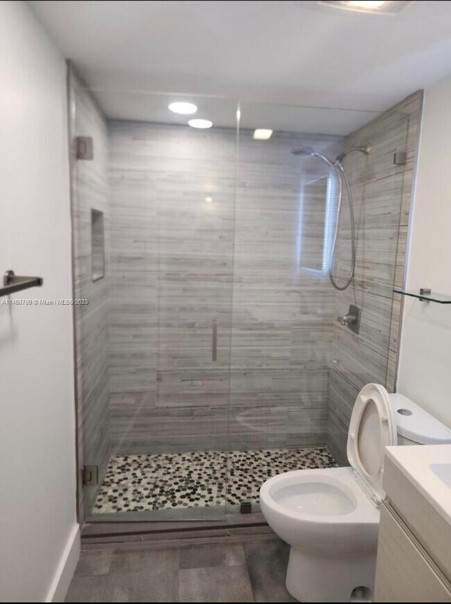 Building Photo - 1720 NW N River Dr