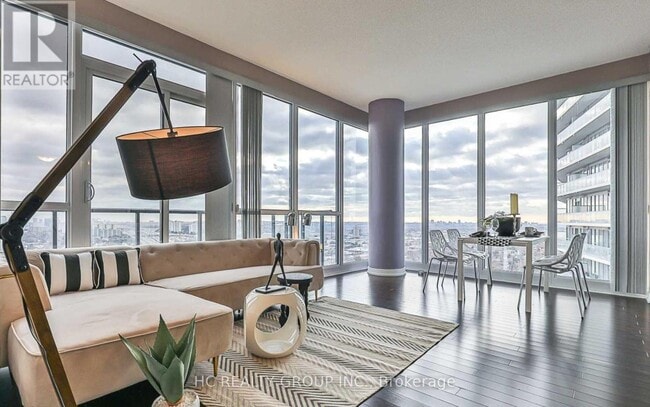 Photo du bâtiment - 121 McMahon Dr