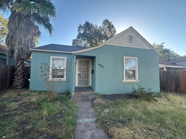 Building Photo - Two Bedroom Home with Huge Yard