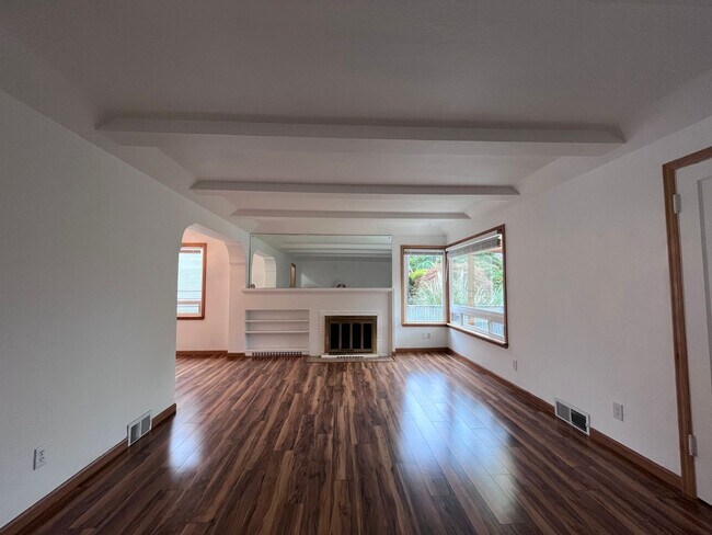 Building Photo - Charming Bremerton Home with Fenced Yard