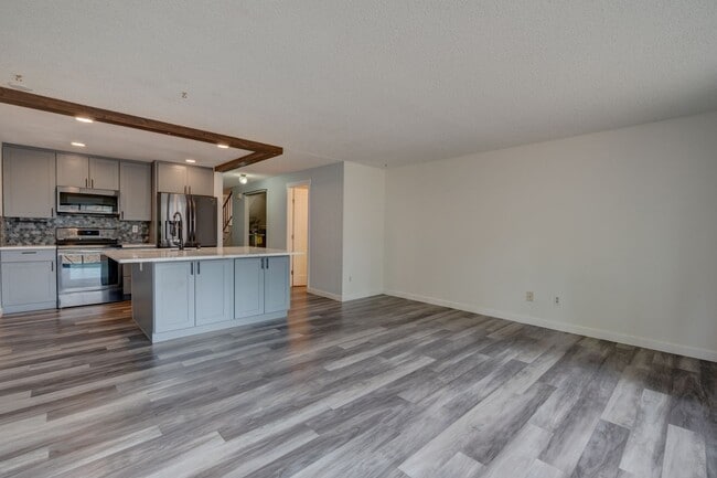 Building Photo - 2 bedroom/1.5 bathroom townhouse