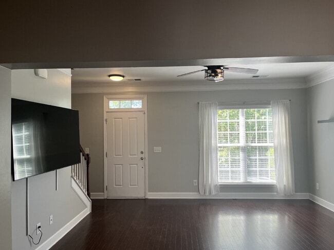 Building Photo - "Charming 2-Bed Townhouse Retreat with 2.5...