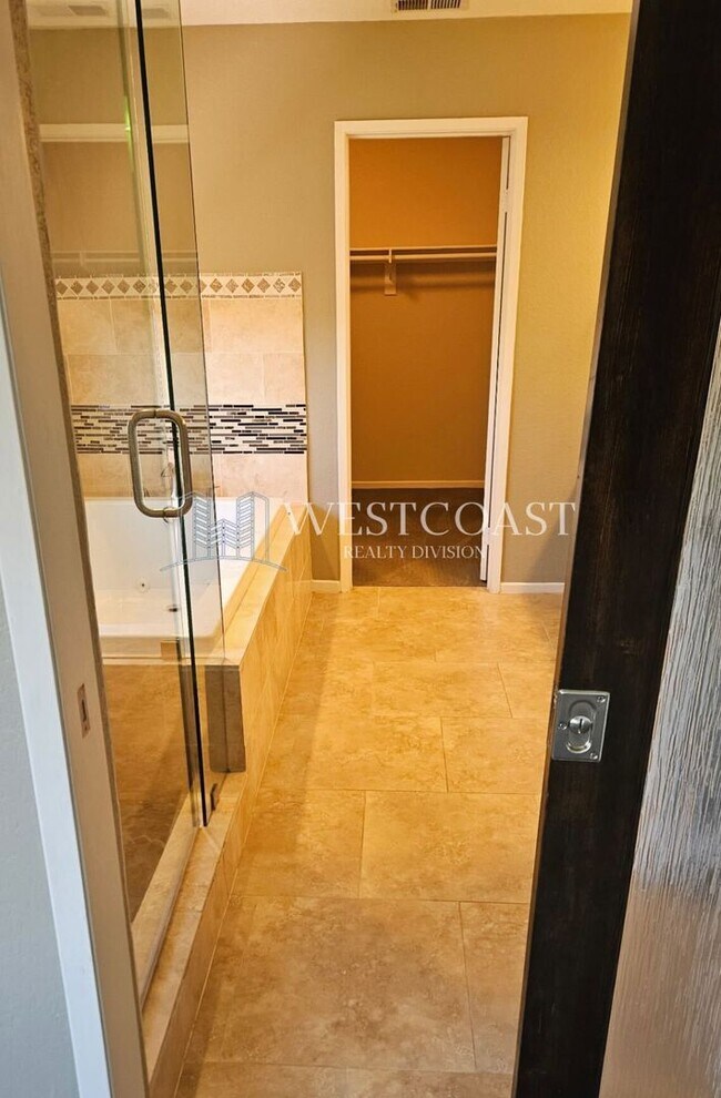 Foto del edificio - Elegant 3-Bedroom Home in Gated Vista Comm...