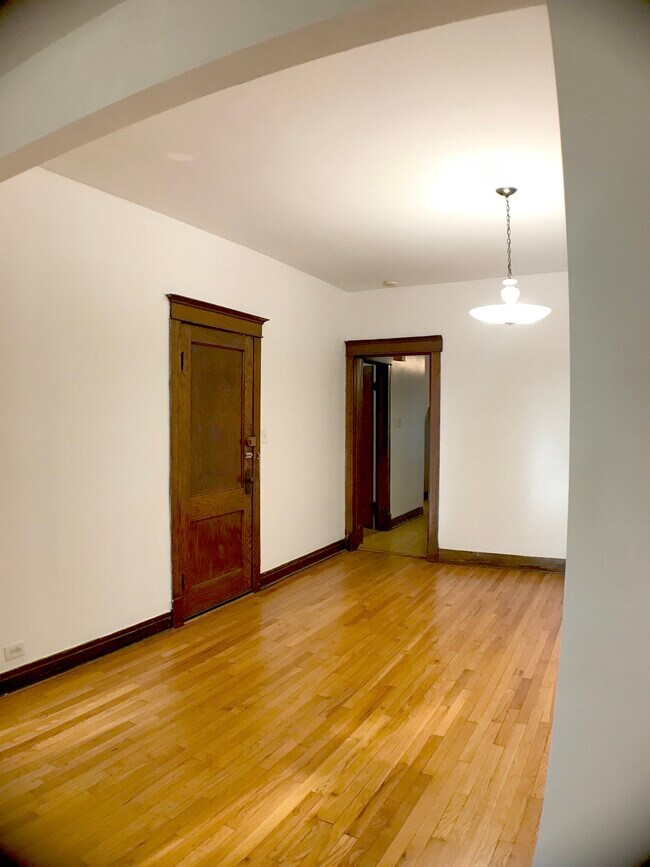 Building Photo - 2309 N Sawyer Ave