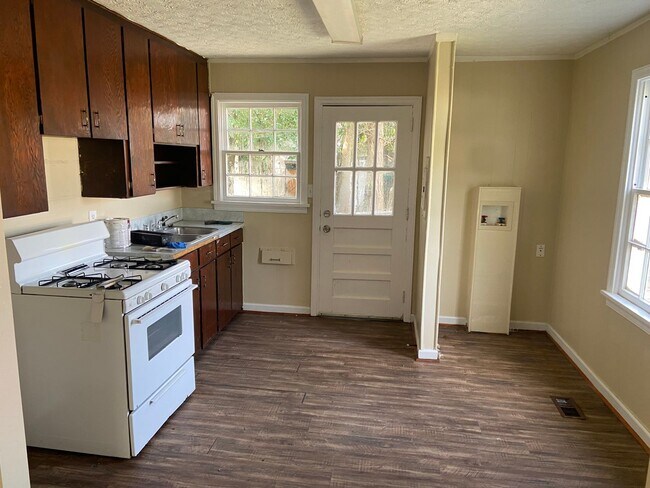 Building Photo - **UPCOMING**2 Bedroom / 1 Bathroom Home fo...