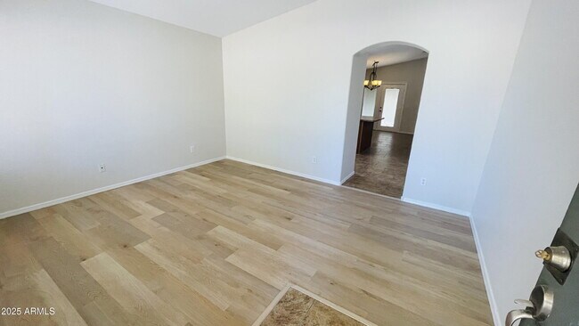 Foto del edificio - 45101 W Woody Rd