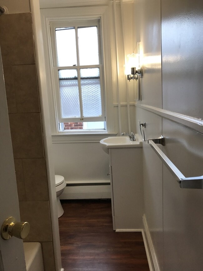 Building Photo - West End of Town! Close to transportation,...
