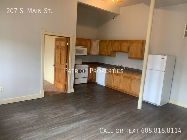 Foto del edificio - 2 bedroom/ 1 bath apartment in Jefferson, WI