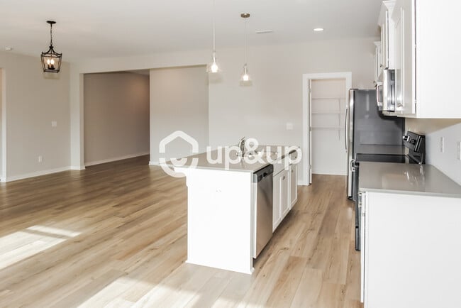 Building Photo - Fantastic 4bd/2ba home! Coming soon!