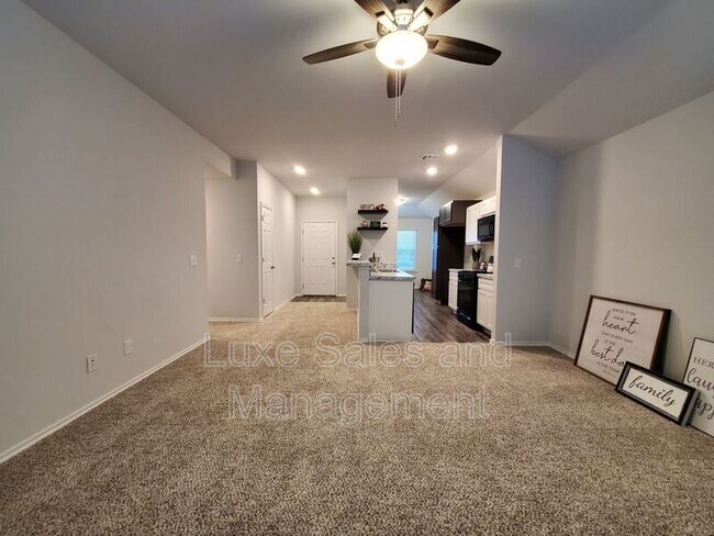 Building Photo - 904 River Run Dr