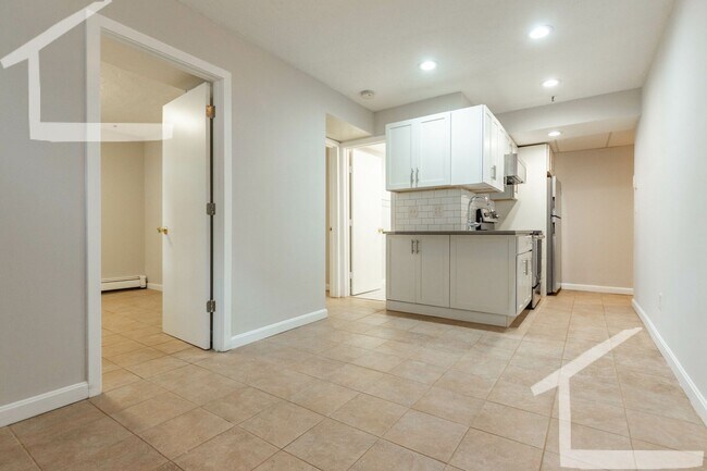 Foto del edificio - 1 bedroom Allston garden level apartment a...