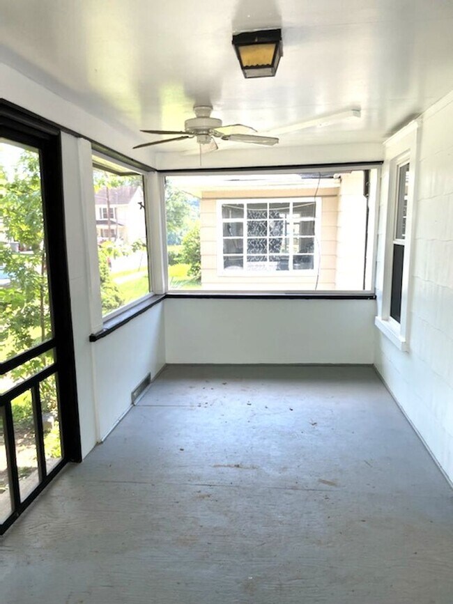 Foto del edificio - Beautifully Remodeled Riverview Two Bedroom One Bath Home in Dunbar.