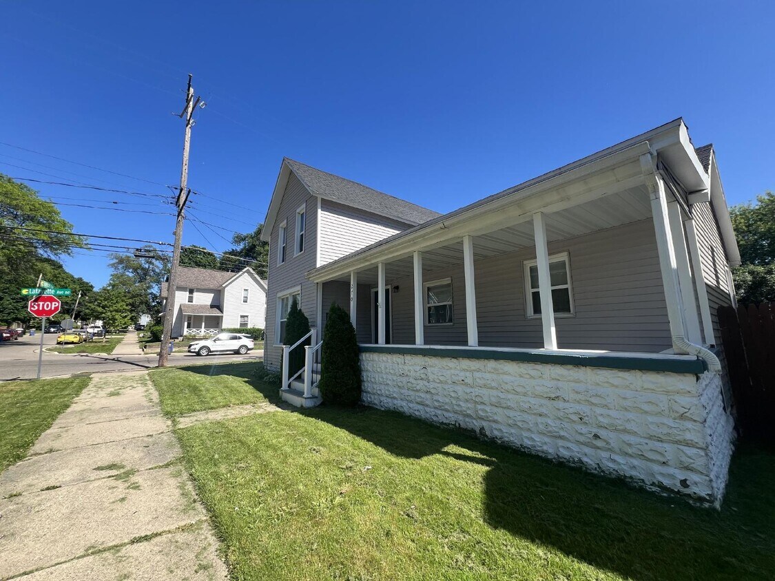 Primary Photo - Furnished 3 bedroom/2 Bath - Utilities Inc...