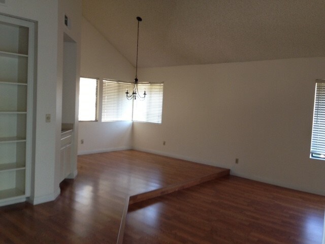 Building Photo - 4500 Villas Dr