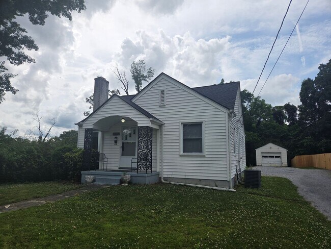 Foto del edificio - 2 Bdrm/ 1 Bath Cottage w/hardwood floors Kingsport, TN