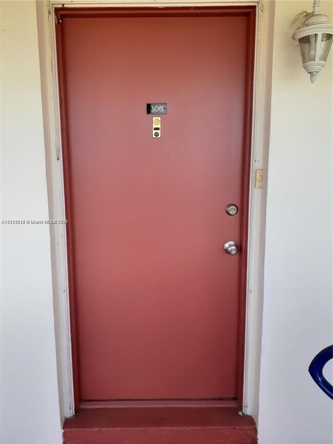 Foto del edificio - 4730 NW 10th Ct