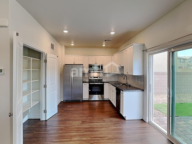 Foto del edificio - 4719 Tree Swing St