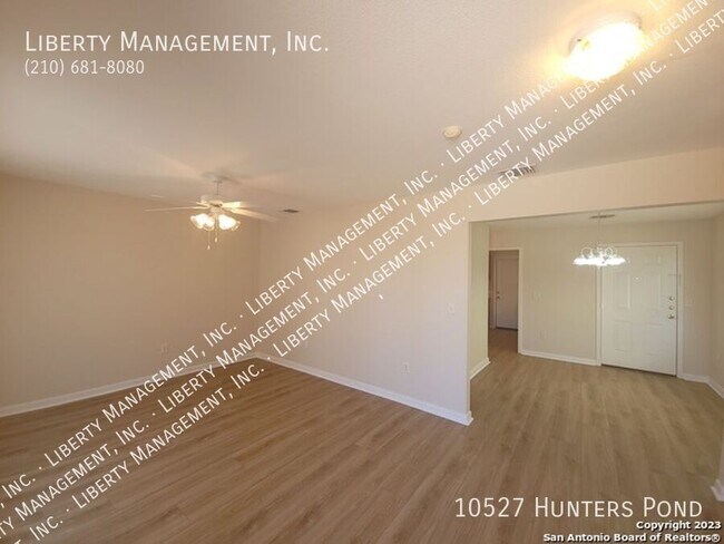 Foto del edificio - 10527 Hunters Pond